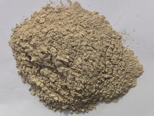 礬土性質(zhì) 礬土主要成分是氧化鋁，為煉鋁和耐火材料的主要原料。白色或灰白色，因含鐵而呈褐黃或淺紅色。密度3.45g/cm3，硬度1～3，不透明，質(zhì)脆。極難熔化，不溶于水，能溶于硫酸、氫氧化鈉溶液。 地區(qū)分布 中國(guó)鋁土礦資源比較豐富，在全國(guó)18個(gè)省、自治區(qū)、直轄市已查明鋁土礦產(chǎn)地205處，其中大型產(chǎn)地72處（不包括臺(tái)灣），主要分布在山西、山東、河北、河南、貴州、四川、廣西、遼寧、湖南等地。 投資前景 1.可用于煉鋁工業(yè)。用于國(guó)防、航空、汽車(chē)、電器、化工、日常生活用品等。 2.可用于精密鑄造。礬土熟料加工成細(xì)粉做成鑄模后精鑄。用于軍工、航天、通訊、儀表、機(jī)械及醫(yī)療器械部門(mén)。 3.可用于耐火制品。高鋁礬土熟料耐火度高達(dá)1780℃，化學(xué)穩(wěn)定性強(qiáng)、物理性能良好。 4.硅酸鋁耐火纖維。用于鋼鐵、有色冶金、電子、石油、化工、宇航、原子能、國(guó)防等多種工業(yè)，消防人員可用耐火纖維布做成衣服。 5.制造礬土水泥、研磨材料、陶瓷工業(yè)以及化學(xué)工業(yè)可制鋁的各種化合物。 鋁礬土磨粉制備 鋁礬土粉是選用煅燒過(guò)的熟鋁礬土礦石用雷蒙磨加工制成的細(xì)粉，粒度通常為100目-325目，在耐火材料行業(yè)得到了廣泛的應(yīng)用。通常加工的流程為先經(jīng)顎式破碎機(jī)進(jìn)行破碎，然后篩分進(jìn)入鋁礬土雷蒙磨或鋁礬土超細(xì)磨粉機(jī)中，進(jìn)行鋁礬土粉制備，使其應(yīng)用更加廣泛。