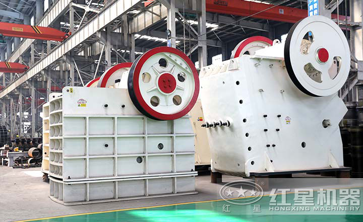 顎式破碎機(jī)實(shí)拍圖，型號(hào)多樣，價(jià)格在10-80萬之間