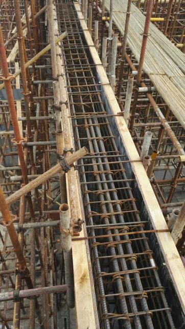 安裝工程中,在梁上預(yù)埋水電線管時(shí),具體應(yīng)該怎么做。