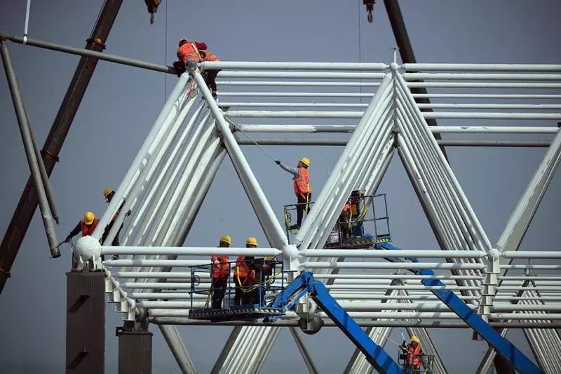 順利吊裝的完成,標(biāo)志著整個(gè)超級(jí)工廠網(wǎng)架結(jié)構(gòu)吊裝施工正式開始.