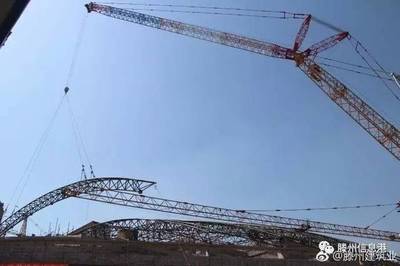 滕州街頭現(xiàn)“最帥撐傘哥” c北辛中學(xué)善國校區(qū)招生簡章 c商家傾倒高溫爐灰燙傷6歲兒童 c奧林匹克中心游泳館主體結(jié)構(gòu)完工